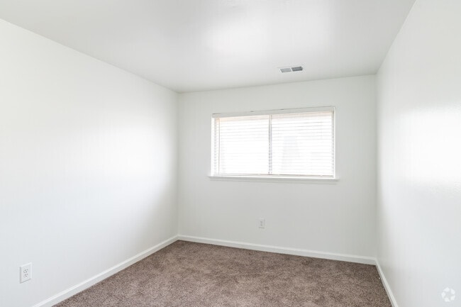 2BR, 1BA - 950SF