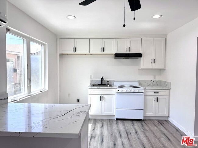 Building Photo - 841 W 64th St Unit 8415