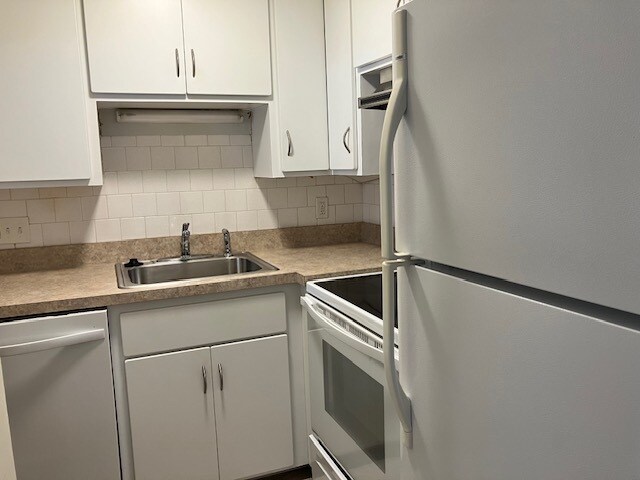 Plenty of cabinets - 15 Cass St Unidad #5