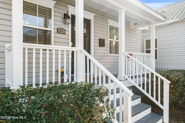 Photo - 720 Queen St