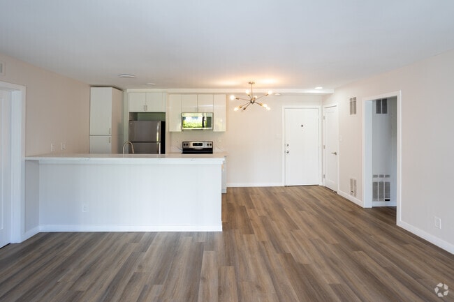 Cuarto piso 2BR, 2BA - 8440 Fountain Ave