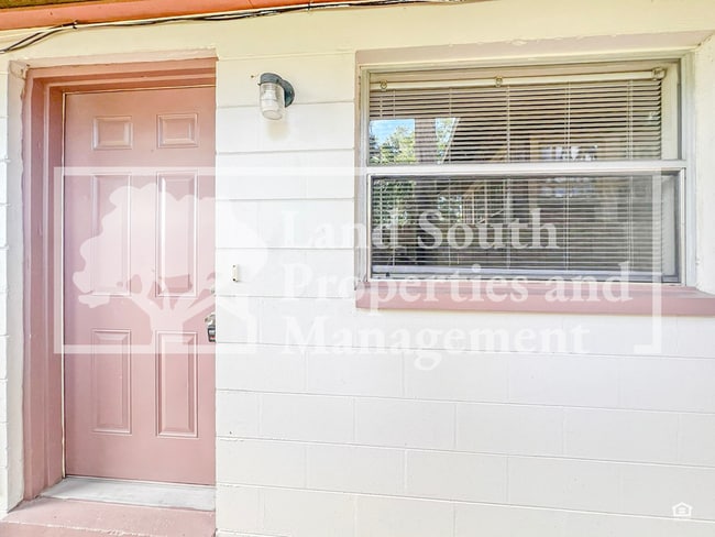 Building Photo - 725 E Lime St