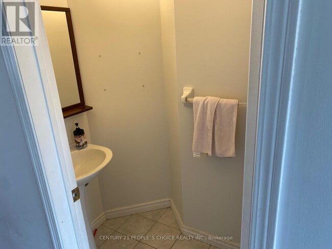 Photo - 833 Scollard Ct