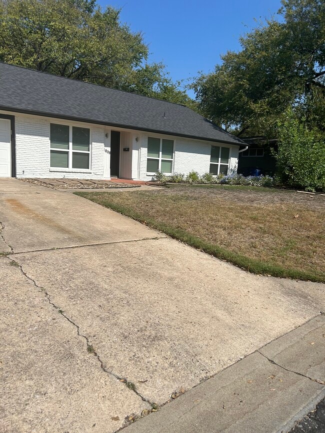 Photo - 1808 Belford Dr House
