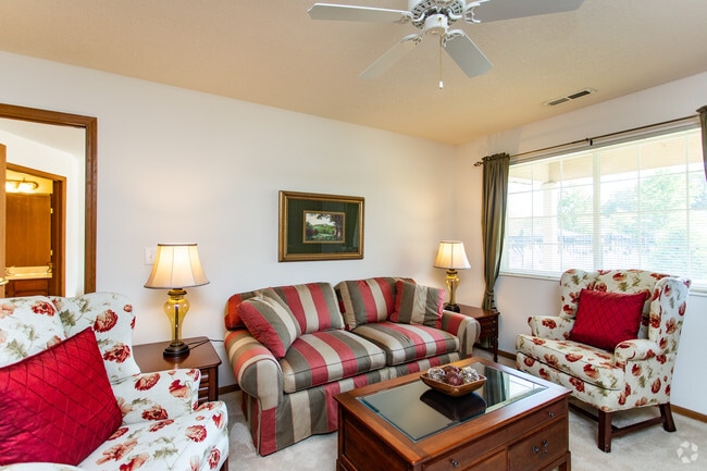 2BR, 2BA - 927 SF - The Crestwood