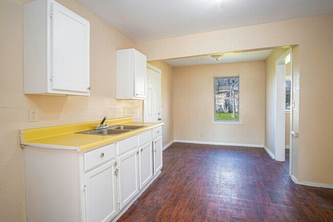 Photo - 819 Larry St