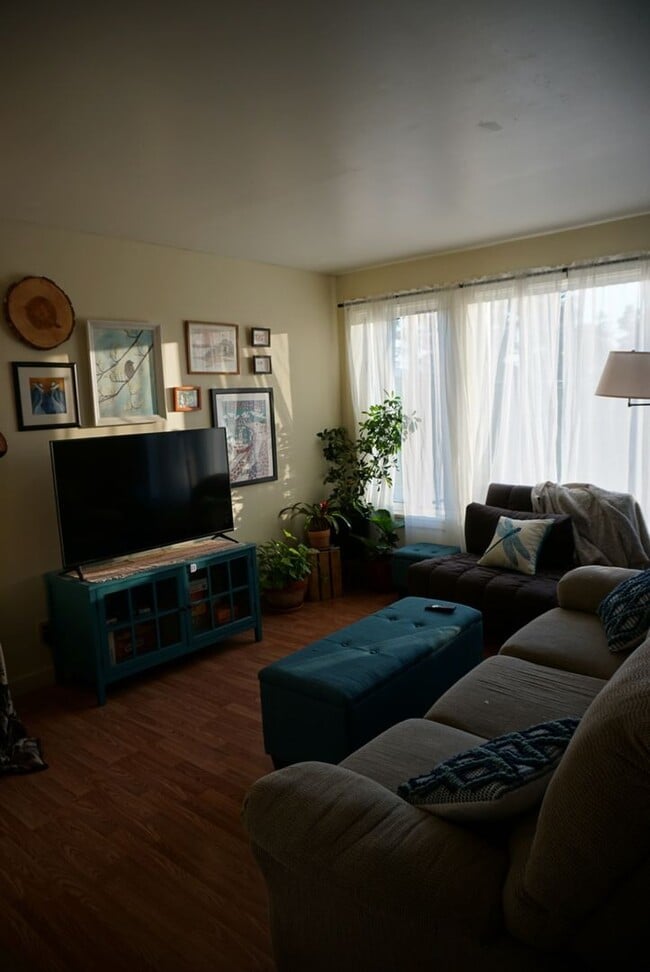 Building Photo - Turnkey Furnished 3BR/1BA Townhouse