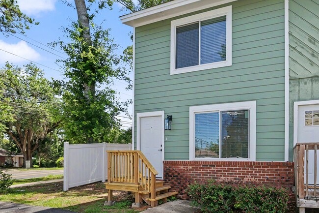 Building Photo - Fully Renovated 2 Bedroom Townhome Near FSU – Walk to Campus!