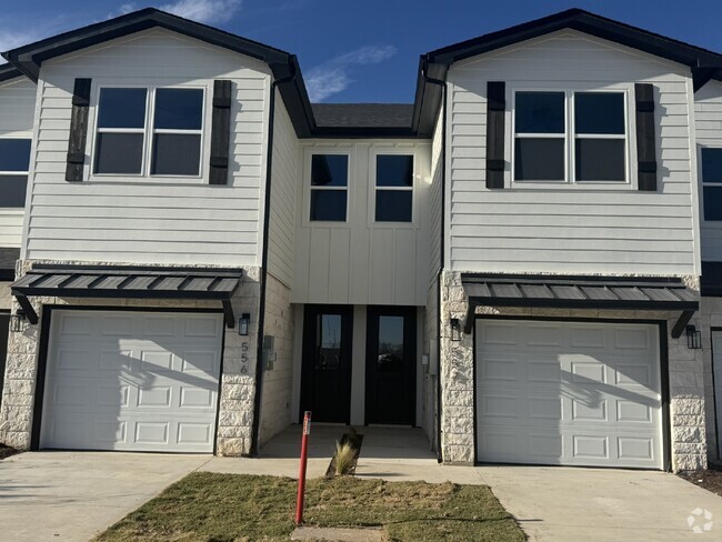 Building Photo - Gorgeous 2 bedroom 2 1/2 bath townhome in ...