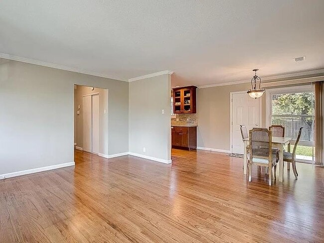 Photo - 463 Larkspur Dr