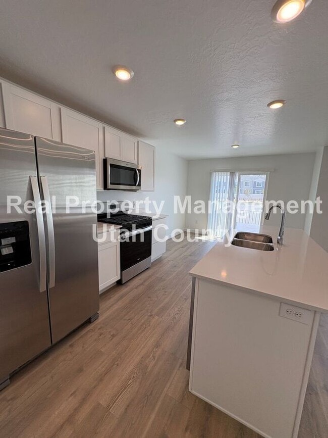 Photo - 837 E Oakum Ln