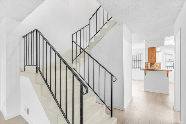 Photo - 10745 La Grange Ave Unidad 2