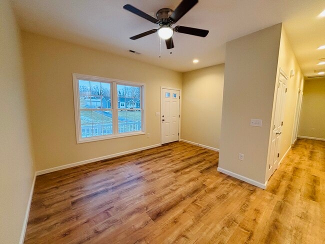 Photo - 290 Perry St NE