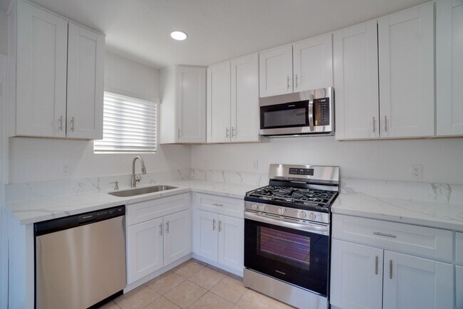 Photo - Coleen Ct - Gorgeous, Newly Remodeled 4 Be... Apartamento Unidad 1022
