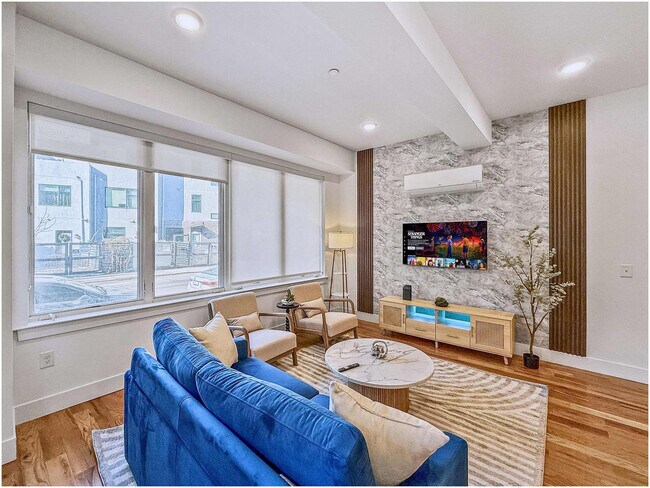 Building Photo - 236 W Thompson St Unit ID1332434P