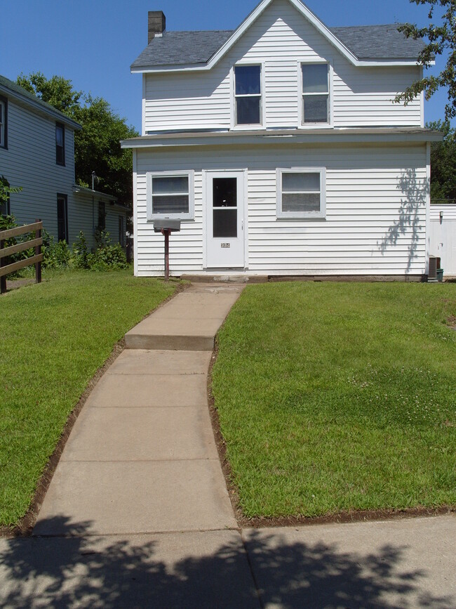 Building Photo - 934 Water St Unit 4BRdownstairs Rental