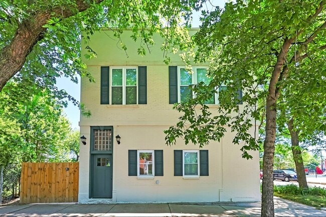 Building Photo - 3001 N Sawyer Ave Unit 2E Rental