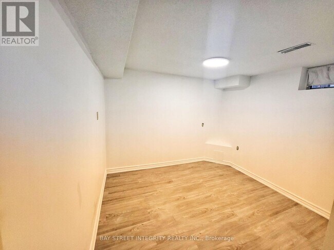 Photo - 37 Sandham Crescent