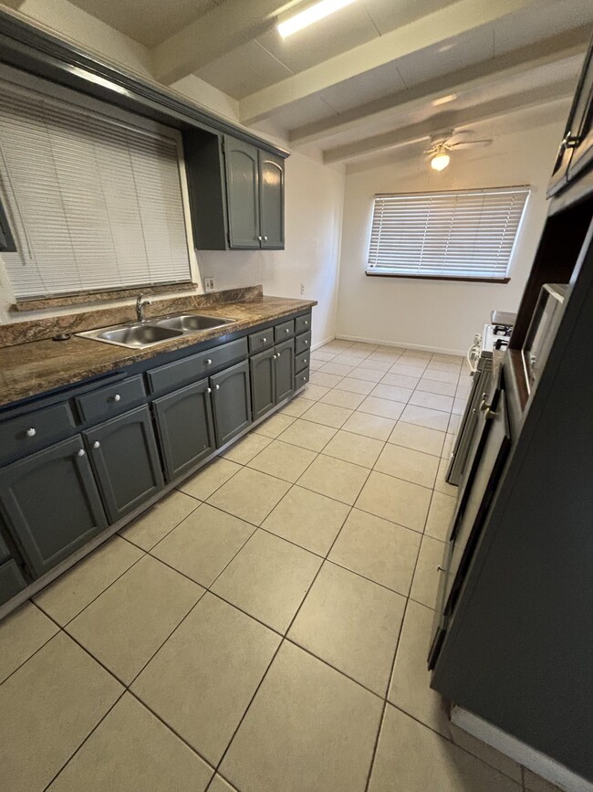 Photo - 332 W 7th St