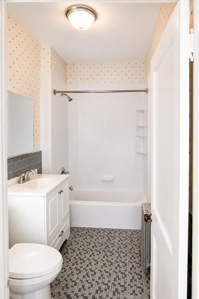 Full bath - 126 2nd St Unidad 1