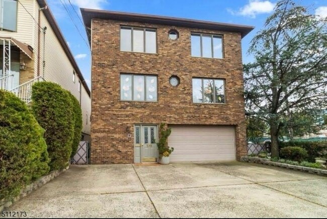Building Photo - 516 Avenue A Unit 3