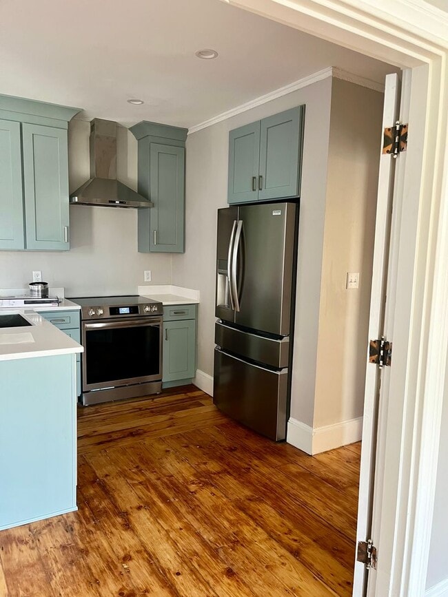 Building Photo - 130 Neal St Unit 2