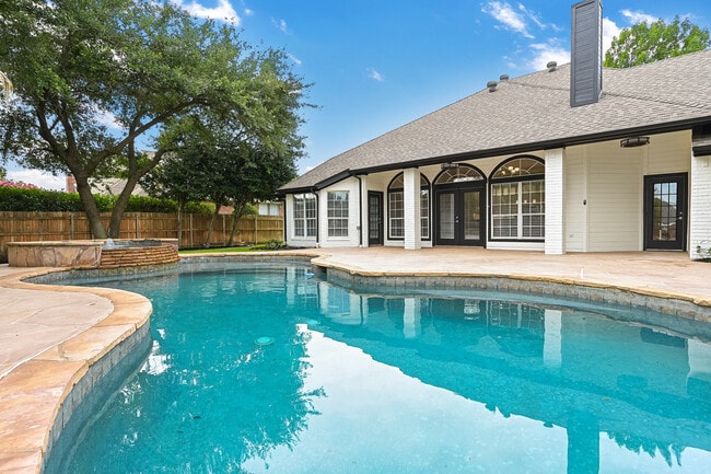 Photo - 711 Saratoga Dr