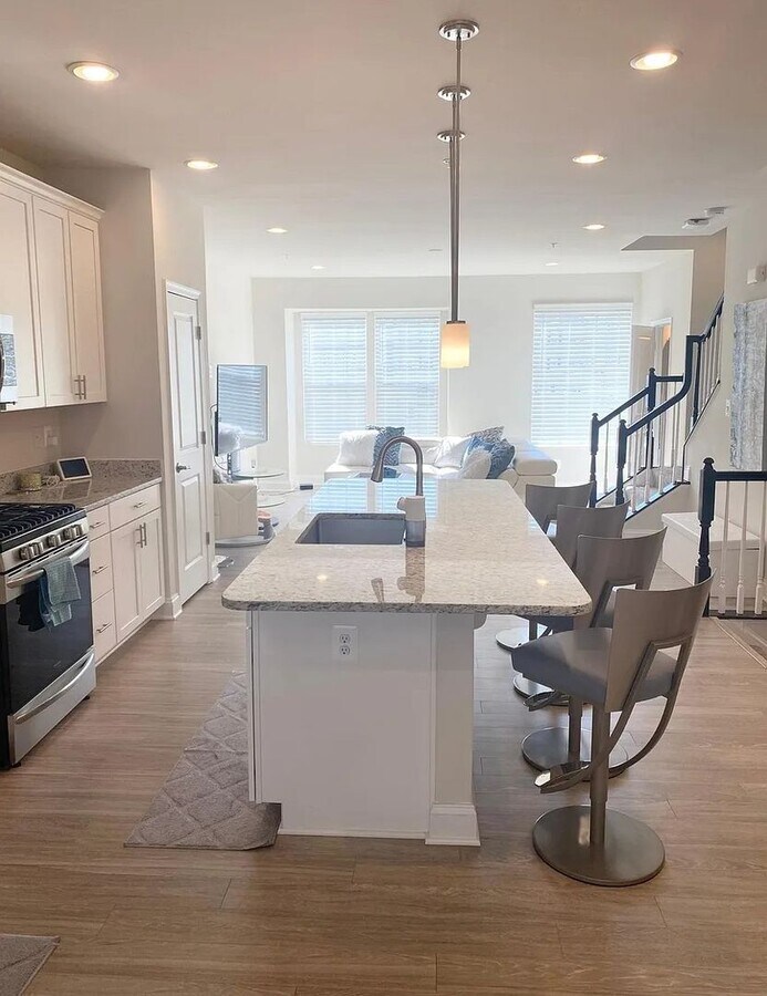 Beautiful 3-Story Townhouse with Exception... - Beautiful 3-Story Townhouse with Exception...