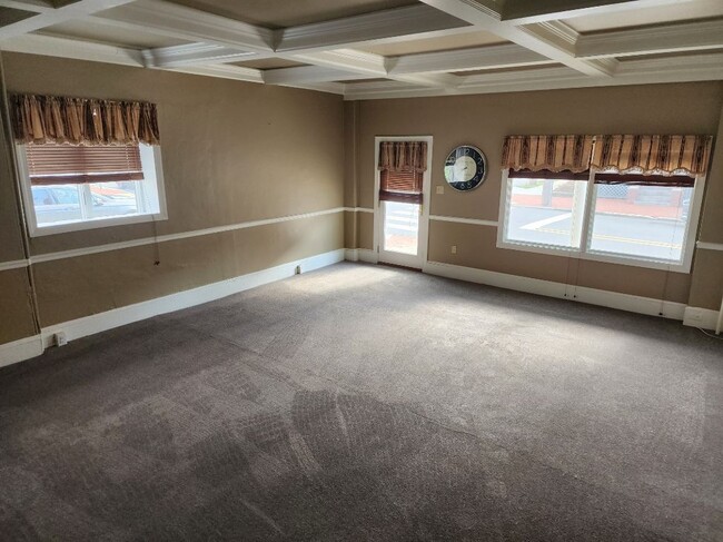 HUGE LIVING ROOM!!! - 601 Delaware St