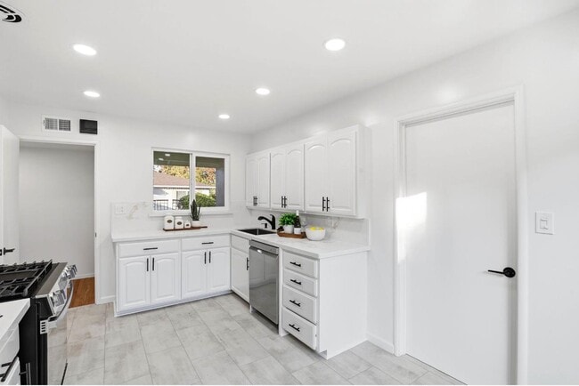 Photo - 841 Nectarine Ave