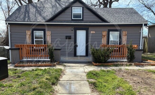 Building Photo - 1223 W Hayward Ave