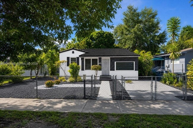 Building Photo - 2750 SW 26th St Unit MAIN