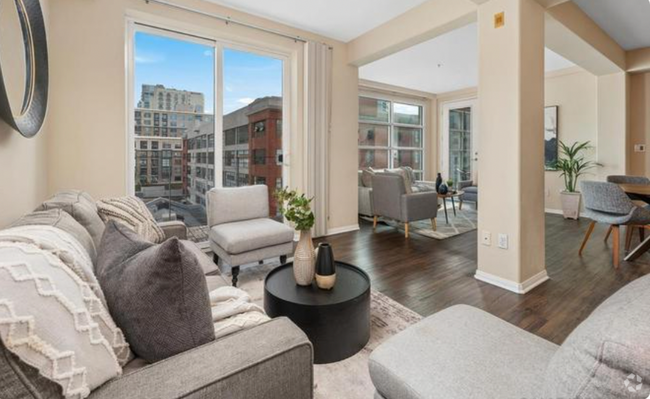 Building Photo - Fantastic Penthouse Unit Downtown Marina D...