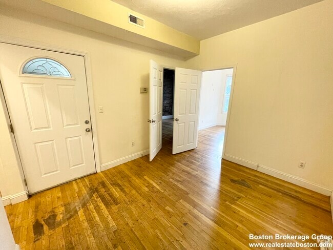Building Photo - 733 Parker St Unit 2 Rental