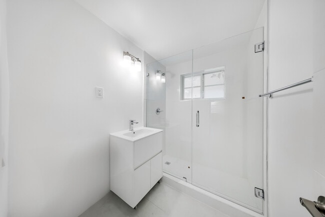 Photo - 6930 Rue Versailles Dr Unit # 10