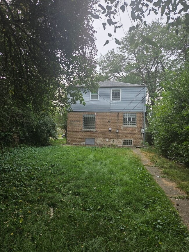 9911 S Paxton Ave