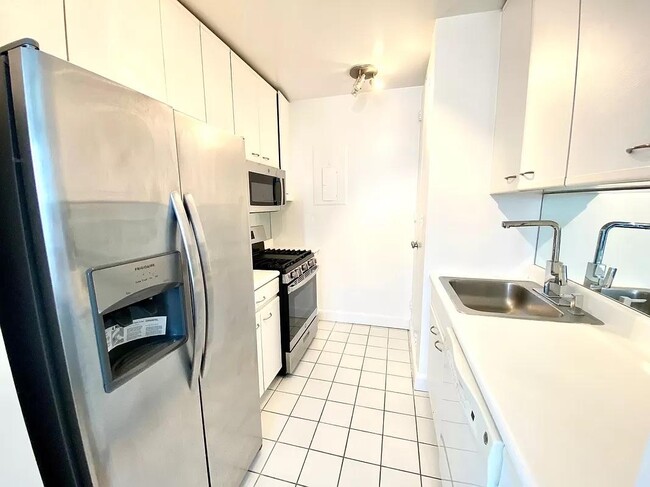 Photo - 401 E 84th St Townhome