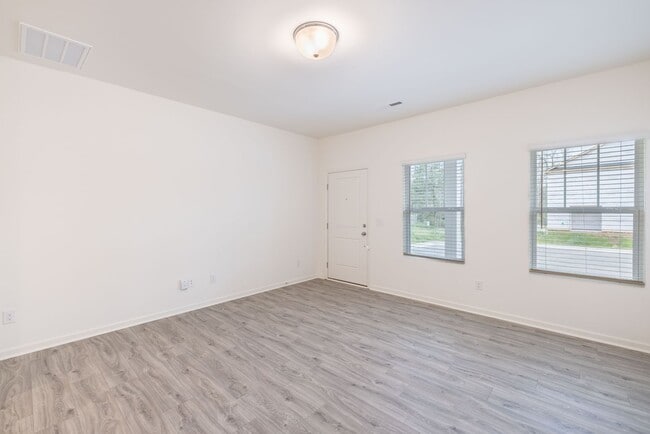 Photo - 451 Kinnerton Pl