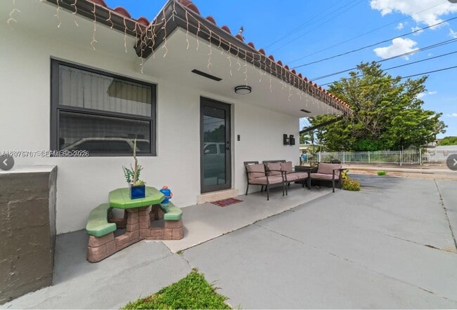 Building Photo - 1136 NW 34th Ave Unit Main