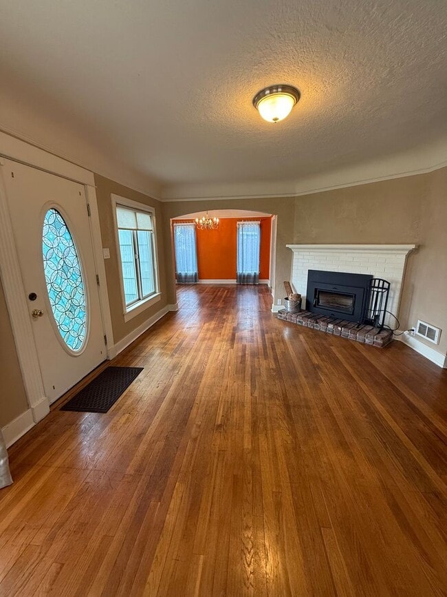 Photo - 3bd & 1 1/2ba with 2 Car Garage