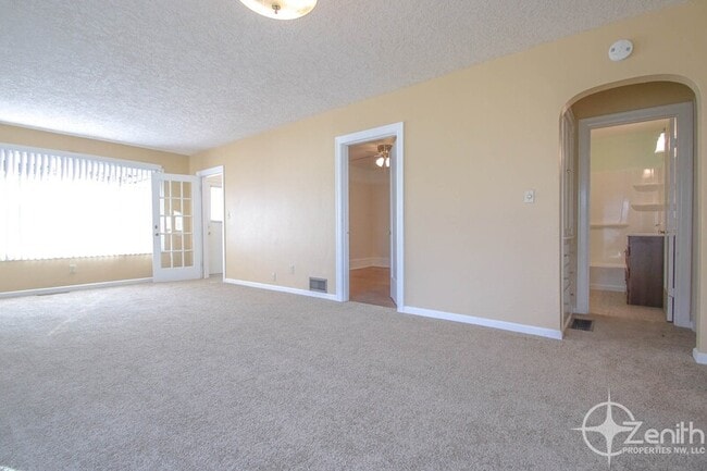 Photo - 2626 E 6th St