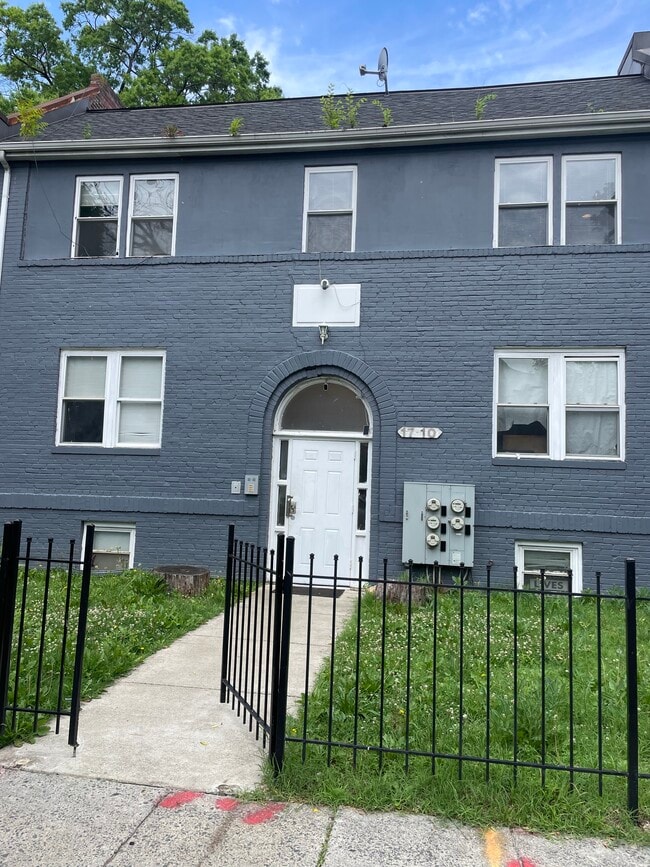 Building Photo - 1710 Trinidad Ave NE Unit 02