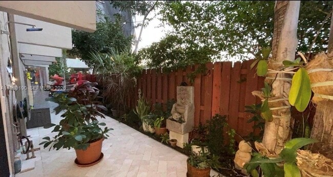 Building Photo - 633 NE 2nd Ave Unit 5