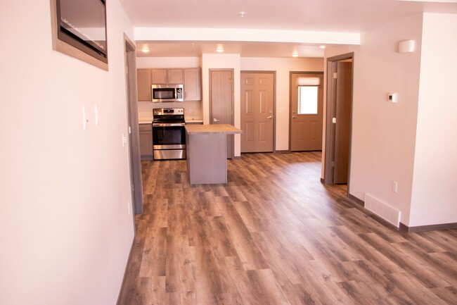 Building Photo - 2 Bed With 2 Car Attached Garage!- End Unit! Rental