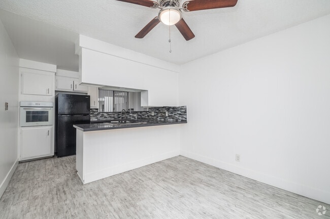 3BR, 2BA - 1,300SF - Kitchen