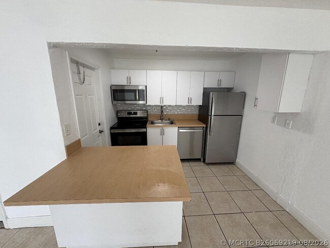 Building Photo - 4271 NW 5th St Unit 128