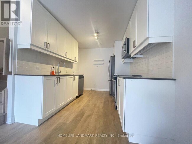 Photo - 1060 Portage Pkwy