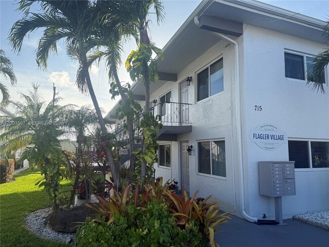 Building Photo - 715 NE 2nd Ave Unit 202