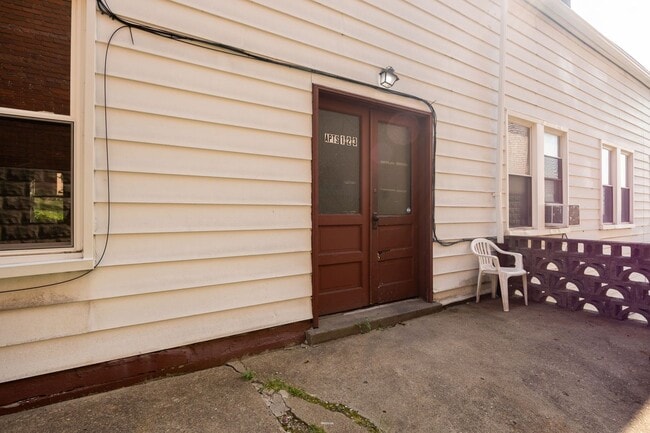 Building Photo - 2040 Brownsville Rd Unit 1