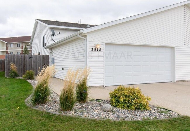 3 Bedroom Townhome in South Fargo - 3 Bedroom Townhome in South Fargo